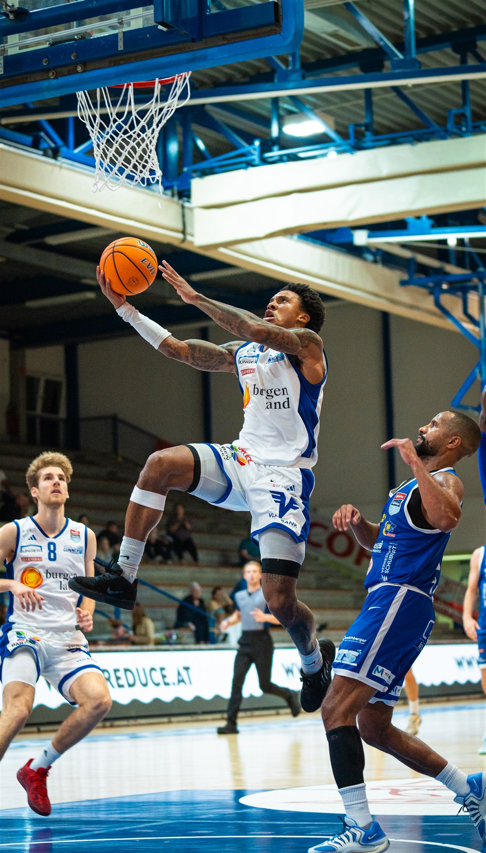Spieler der Unger Steel Gunners Oberwart springt mit dem Ball zum Korb