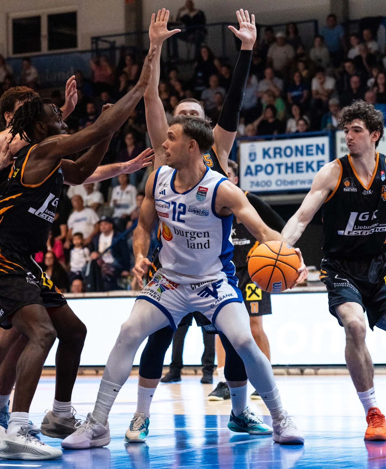 Spieler der Unger Steel Gunners Oberwart mit Ball im Basketballspiel